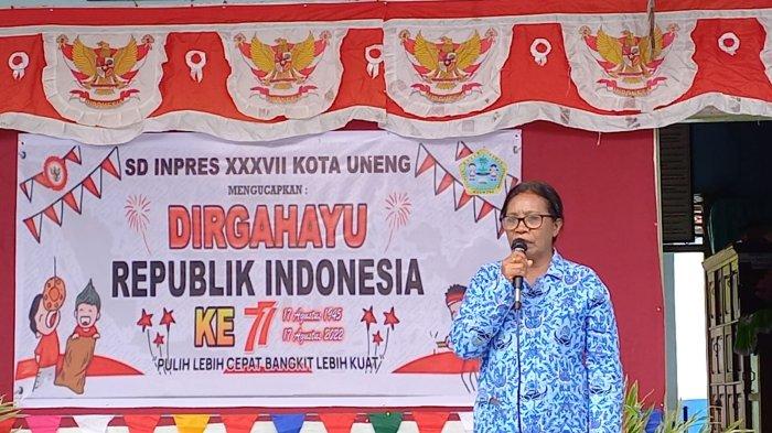SAMBUTAN - Kepala SDI XXXVII Kota Uneng, Kabupaten Sikka, Konsolina sedang memberikan sambuatan HUT Ke 77 RI di halamam Sekolah, Rabu 17 Agustus 2022.