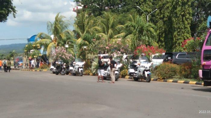 Sepeda motor besar (moge) pasukan pengawal Presiden RI diturunkan di Bandara Frans Seda, Maumere, Pulau Flores, Minggu siang 29 Mei 2022.