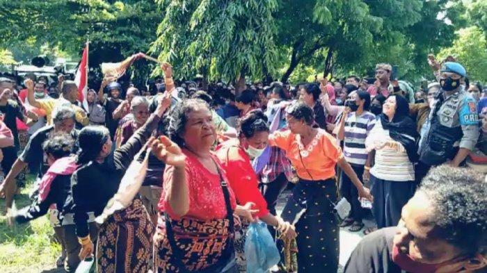 DEMONSTRASI - Masyarakat yang sedang berada di Kantor DPRD Kabupaten Sikka, Senin 31 Januari 2022 pagi.