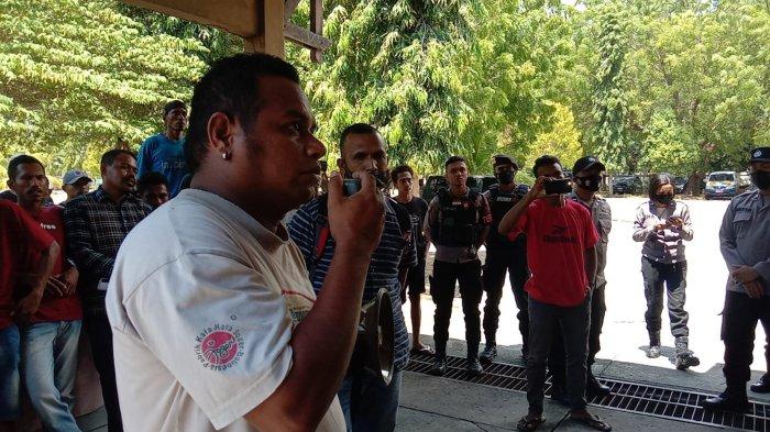 AUDIENS - Para sopir angkutan umum di Kabupaten Sikka saat beraudiens dengan Bupati Sikka, Fransiskus Roberto Diogo dan pimpinan DPRD Sikka.