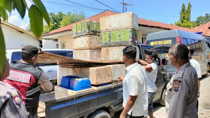 RATUSAN LITER MIRAS - Ratusan liter miras jenis moke yang diamankan Sat Narkoba Polres Sikka di jalan Lingkar Luar, Kota Maumere, Rabu, 7 Desember 2022.