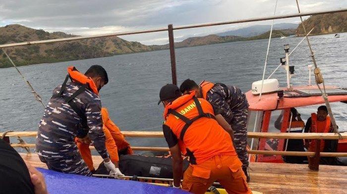 EVAKUASI - Suasana evakuasi korban meninggal akibat kapal tenggelam di kawasan TNK, Selasa 28 Juni 2022.