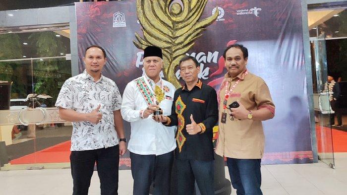 Bupati Aceh Tengah Drs Shabela Abubakar dan Reje Bale Misriadi didampingi Asisten 1 Setdakab Mursyid dan Kepala Dinas Pariwisata Aceh Tengah Zulkarnain menerima penghargaan API Award 2022 kategori dataran tinggi Bur Telege di Kota Banda Aceh, Jumat (25/11/2022) malam.