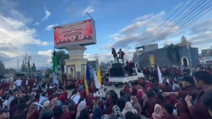 Potret saat Yunus Pasau berorasi di simpang lima Kota Gorontalo atau Perlimaan Telaga, Jumat (2/9/2022).