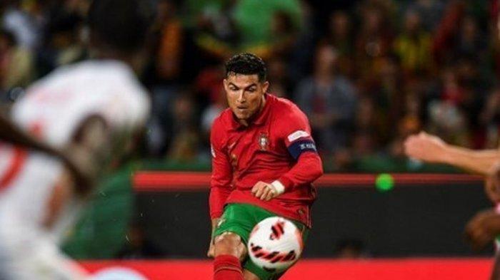 Cristiano Ronaldo mengambil tendangan bebas saat Portugal melawan Swiss pada fase grup UEFA Nations League 2022-2023, Senin (6/6/2022).