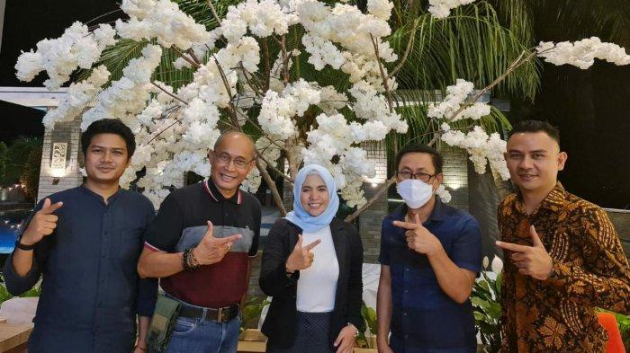 LAUNCHING TRIBUNGORONTALO.COM - Ketua Kamar Dagang dan Industri Goronatlo Vera Verial saat bertemu News Director Tribun Network Feby Mahendra Putera di Aston Gorontalo Hotel and Villas, Jl Manggis No 88, Kelurahan Libuo, Kecamatan Dongingi, Kota Gorontalo, Selasa (8/3/2022) malam. TribunGorontalo.com dijadwalkan dilaunching Kamis (17/3/2022) mendatang. Dua menteri, gubernur, enam kepala daerah, anggota DPR, dan kalangan pengusaha di Provinsi Gorontalo dijadwalkan hadir jadi pembicara