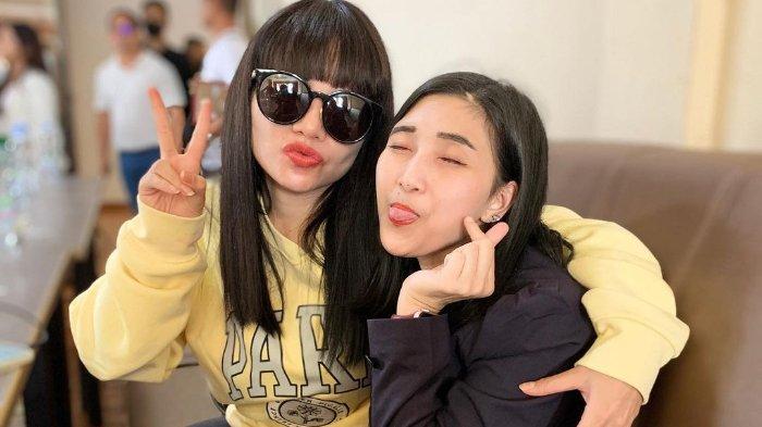 Potret Tika Mega Lestari istri Marcel Radhival alias Pesulap Merah bersama DJ Dinar Candy