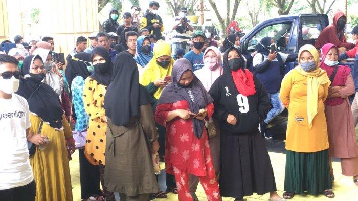 AKSI DAMAI - Massa dari korban investasi bodong yang kebanyakan ibu-ibu mendatangi Kantor Gubernur Gorontalo, Kamis (13/1/2022) siang.