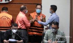 ROMPI ORANGE - Hakim Pengadilan Negeri (PN) Surabaya, Itong Isnaeni Hidayat mengenakan rompi tahanan usai menjalani pemeriksaan di Gedung KPK, Jakarta Selatan, Kamis (20/1/2022) malam.