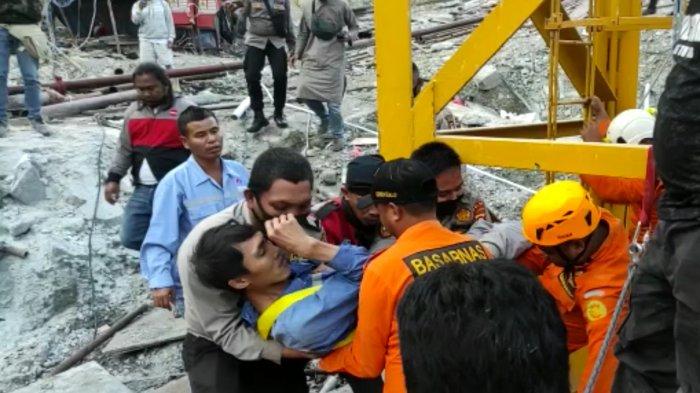 EVAKUASI - Basarnas Gorontalo berupaya menyelamatkan Lyu Chang Jiang yang mencoba bunuh diri pada Minggu (23/1/2022) dini hari.