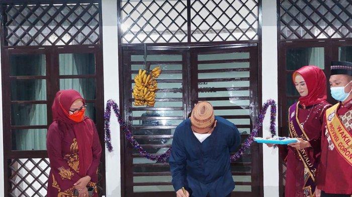 Bupati Bone Bolango Hamim Pou didampingi Wakil Bupati Merlan Uloli meresmikan Hotel Toewawa di Desa Bubeya, Kecamatan Suwawa, Kabupaten Bone Bolango, Provinsi Gorontalo pada Sabtu (26/2/2022).