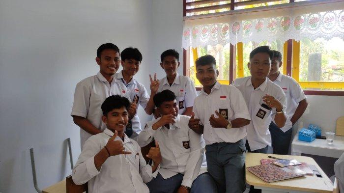 Siswa kelas 12 SMAN 1 Tilango, Kabupaten Gorontalo. Radjak Hasan (ujung kanan belakang) mengatakan beberapa temannya menjagokan Portugal di Piala Dunia 2022.