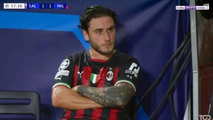 Kapten AC Milan Davide Calabria terlihat frustasi sesaat setelah ia digantikan oleh Sergino Dest dan duduk di bangku cadangan saat menit ke 57 dalam pertandingan pertama Grup E Liga Champions melawan RB Salzburg di Red Bull Arena Salzburg pada Rabu (7/9/2022).