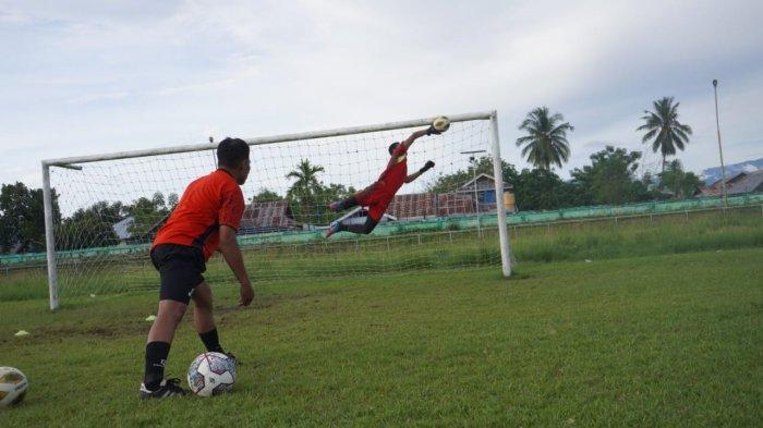 Jon Yantu tengah menyeleksi Kiper Inti Persidago, menjelang Liga 3 Indonesia, Kamis (4/8/2022).