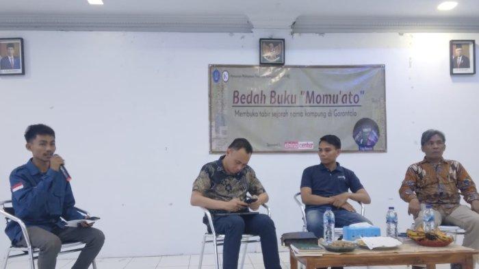 Mahasiswa Ilmu Komunikasi Universitas Ichsan Gorontalo undang penulis buku Momu'ato, Ali Rabu (28/9/2022).
