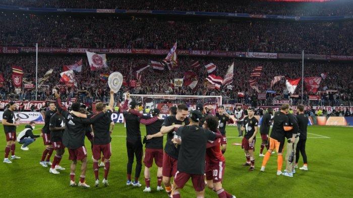 Para pemain Bayern Munchen saat merayakan gelar ke-10 Bundesliga, Minggu (24/4/2022).