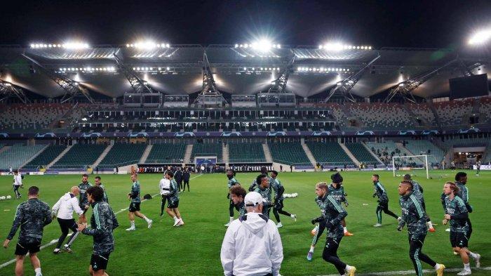 Skuad Real Madrid latihan di Stadion Wojska Polskiego, Warsawa jelang pertandingan Liga Champions kontra Shakhtar Donetsk.