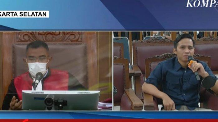 Kolase Foto hakim ketua Wahyu Iman Santosa dan terdakwa Richard Eliezer Pudihang Lumiu (Bharada E) dalam sidang lanjutan perkara Nofriansyah Yosua Hutabarat (Brigadir J) di Pengadilan Negeri Jakarta Selatan pada Rabu (30/11/2022).