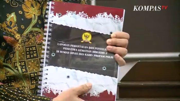 Ketua Komnas HAM Ahmad Taufan Damanik (kiri) saat menyerahkan Laporan Pemantauan dan Penyelidikan Peristiwa Kematian Brigadir J di Rumah Dinas Eks Kadiv Propam Polri Irjen Pol Ferdy Sambo kepada Polri pada Kamis (1/9/2022).