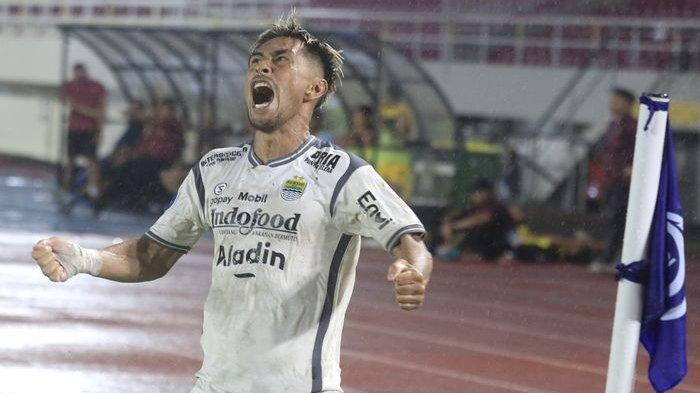 Bek Persib Bandung Daisuke Sato melakukan selebrasi setelah menjebol gawang Persikabo 1973 di pekan ke-17 Liga 1 2022-2023 di Stadion Manahan, Solo, Sabtu (24/12/2022). Skor 1-1.