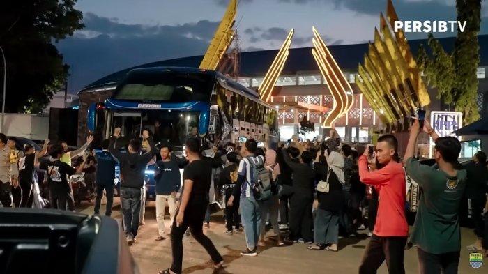 Bus Persib Bandung mendapatkan sambutan meriah dari para bobotoh di Semarang setelah menang atas Persebaya Surabaya di Stadion Jatidiri, Semarang pada Sabtu (10/11/2022).