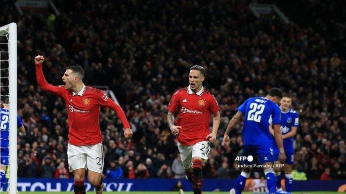 Bek Manchester United Diogo Dalot (Kiri) dan gelandang Manchester United Antony (Tengah) merayakan gol kedua United selama pertandingan putaran ketiga Piala FA antara Manchester United dan Everton di Old Trafford pada 6 Januari 2023.