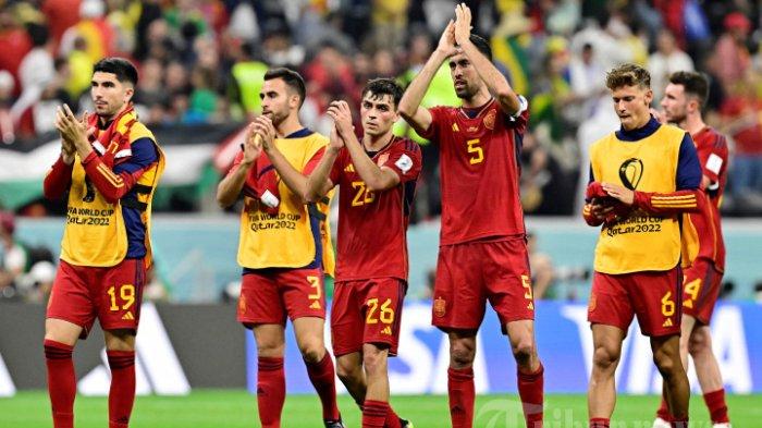 Para pemain timnas Spanyol bertepuk tangan setelah pertandingan sepak bola Grup E Piala Dunia Qatar 2022 antara Spanyol dan Jerman di Stadion Al-Bayt di Al Khor, utara Doha, pada 27 November 2022.