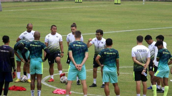Pelatih Persib Bandung Luis Milla (tengah) memberikan arahan kepada pemain di sela-sela latihan di Stadion Sidolig, Bandung, Rabu (30/11/2022).
