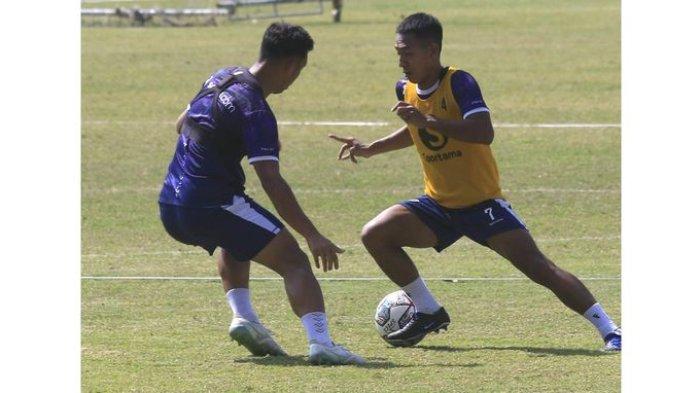 Pemain Persib Bandung Beckham Putra Nugraha (kanan) berusaha mengecoh Abdul Aziz saat gim internal di Stadion Sidolig, Bandung, Selasa (27/9/2022). Persib akan menjalani lima laga di Liga 1 2022-2023 sepanjang Oktober.
