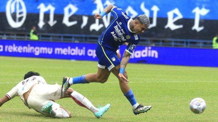 Penyerang Persib Bandung Ciro Alves melepaskan tembakan ke gawang Persija Jakarta dalam pertandingan tunda pekan ke-11 Liga 1 2022-2023 di Stadion Gelora Bandung Lautan Api, Rabu (11/1/2023) sore. Ciro menjadi penentu kemenangan 1-0 berkat golnya di menit 63.