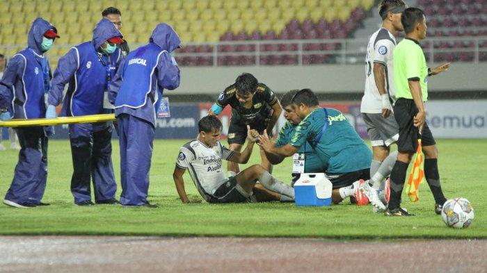 Pesepak bola Persib Bandung, Zalnando (bawah) menghalau bola dengan kakinya pada laga Dewa United vs Persib Bandung dalam lanjutan BRI Liga 1 2022/2023 di Stadion Manahan, Solo, Rabu (14/12/2022) malam.