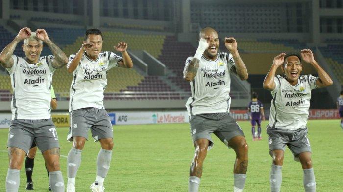 Selebrasi pesepak bola Persib Bandung, Ciro Alves (kiri),Dedi Kusnandar (kedua kiri) dan Beckham Putra Nugraha (kanan) setelah David da Silva (kedua kanan) mencetak gol kedua ke gawang Persik Kediri pada laga Persik Kediri vs Persib Bandung lanjutan Liga 1 2022/2023 di Stadion Manahan, Solo, Rabu (7/12/2022) malam.