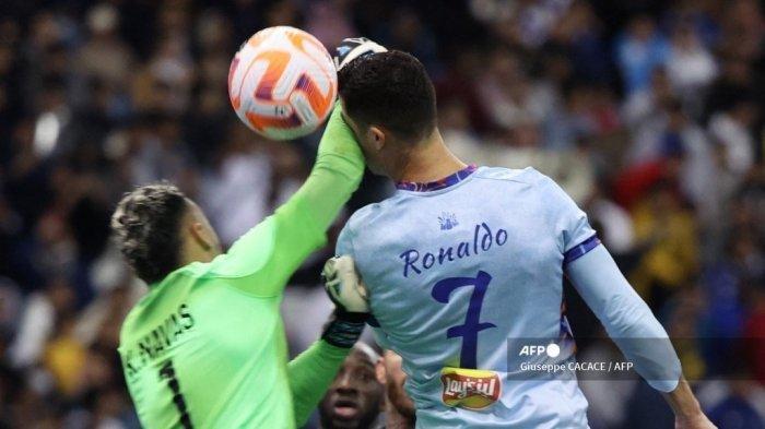 Pemain depan Portugal All-Star Riyadh Cristiano Ronaldo (kanan) bertabrakan dengan kiper Paris Saint-Germain dari Kosta Rika Keylor Navas (kiri) selama pertandingan sepak bola Piala Musim Riyadh antara Riyadh All-Stars dan Paris Saint-Germain di Stadion King Fahd di Riyadh pada 19 Januari 2023. (GIUSEPPE CACACE/AFP)