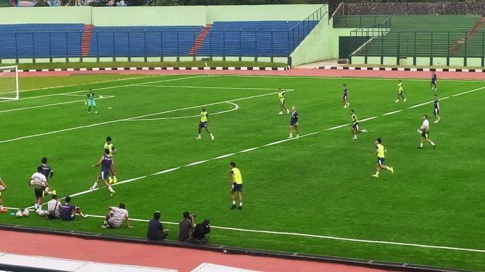 Suasana latihan perdana Persib Bandung awal tahun baru 2023 di Stadion Siliwangi, Kota Bandung, Kamis (5/1/2023) / Cipta Permana.