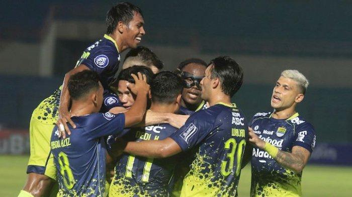 Selebrasi pemain Persib Bandung setelah pemain Persita Tangerang Arif Setiawan pada menit ke-45 mencetak gol ke gawang sendiri pada lanjutan Liga 1 2022-2023 di Stadion Sultan Agung, Bantul, Yogyakarta, Rabu (21/12). Persib Bandung manang 1-0.