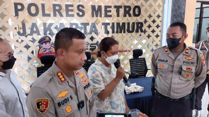 Proses restorative justice kasus mahasiswi gigit polisi atau penganiayaan dilakukan mahasiswi berinisial HFR (23) terhadap Iptu Rano Mardani di Mapolres Metro Jakarta Timur, Senin (3/7/2022).