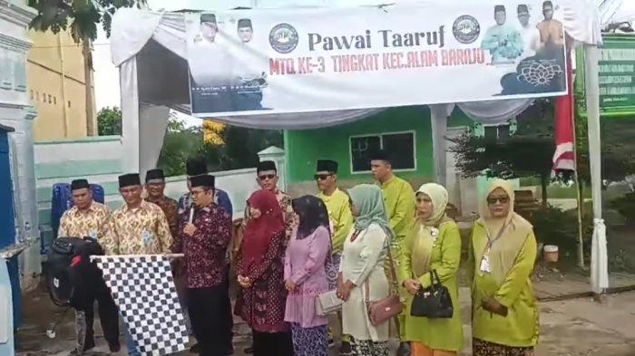 Pawai Taaruf MTQ yang ke III tingkat Kecamatan Alam Barajo, Kota Jambi, Kamis (1/9/2022).