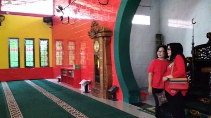 Pengunjung di Masjid Laksamana Cheng Ho