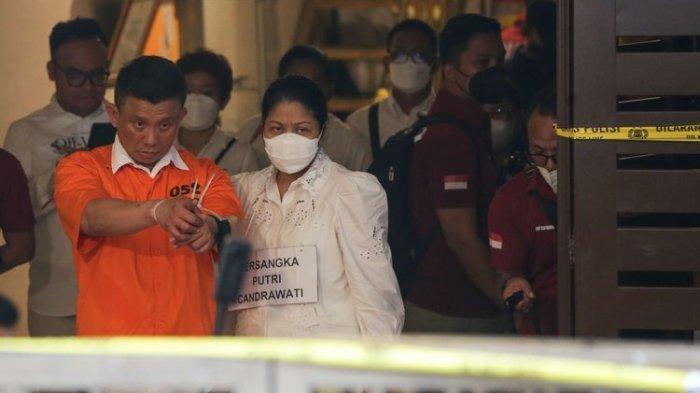 Tersangka Ferdy Sambo dan Putri Candrawathi saat menjalani rekonstruksi kasus pembunuhan Brigadir J di rumah dinas Ferdy Sambo, Duren Tiga, Jakarta Selatan, Selasa (30/8/2022). Tim Khusus (Timsus) Polri menggelar rekonstruksi kasus pembunuhan berencana Brigadir J atau Nofriansyah Yosua Hutabarat
