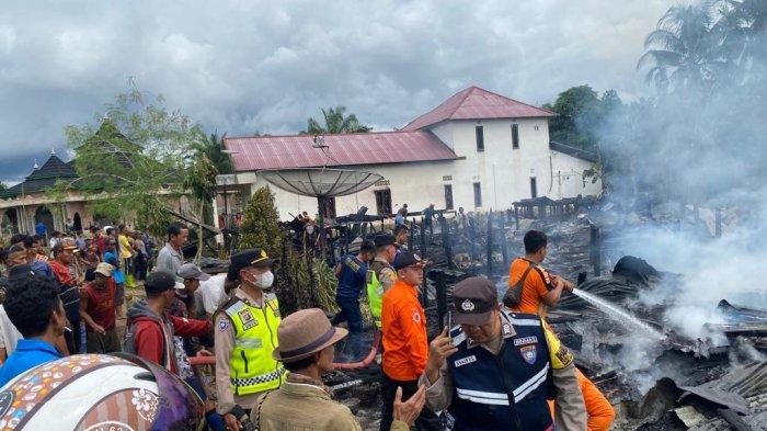Kebakaran menghanguskan empat rumah warga semi permanen dan barang berharga di Dusun IV, desa Kota Raja, Muara Sabak Timur, Tanjung Jabung Timur, sekira pada pukul 8:30 WIB, Senin (5/12/2022).