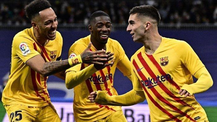 Pemain depan Barcelona Spanyol Ferran Torres (kanan) merayakan dengan pemain tengah Barcelona dari Gabon Pierre-Emerick Aubameyang (kiri) dan pemain depan Barcelona Prancis Ousmane Dembele (tengah) setelah mencetak gol selama pertandingan sepak bola Liga Spanyol antara Real Madrid CF dan FC Barcelona di Santiago Bernabeu stadion di Madrid pada 20 Maret 2022.