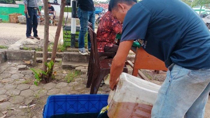 Pemkab Batanghari gelar bazar minyak goreng curah dnegan harga Rp 13.500 per liter.