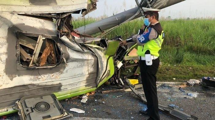 Kondisi bus Ardiansyah yang mengalami kecelakaan maut menabrak tiang papan pemberitahuan bahu jalan, di Tol Surabaya-Mojokerto, KM 712.400/A, Senin (16/5/2022) pagi.