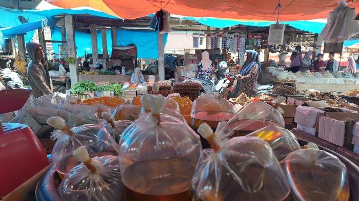 Harga minyak goreng curah di Pasar Lebak Bungur Tebo naik hari ini.