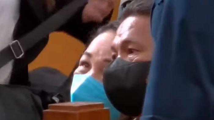Orang tua Bharada E duduk di bangku pengunjung paling depan, dengan didampingi personel dari LPSK, di PN Jakarta Selatan, Kamis (5/1/2023)