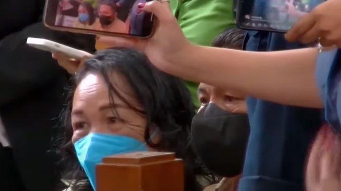 Ekspresi orang tua Bharada E di ruang sidang, di PN Jakarta Selatan, Kamis (5/1/2023). Sidang mengagendakan pemeriksaan terdakwa Bharada Richard Eliezer pada perkara pembunuhan Brigadir Yosua Hutabarat