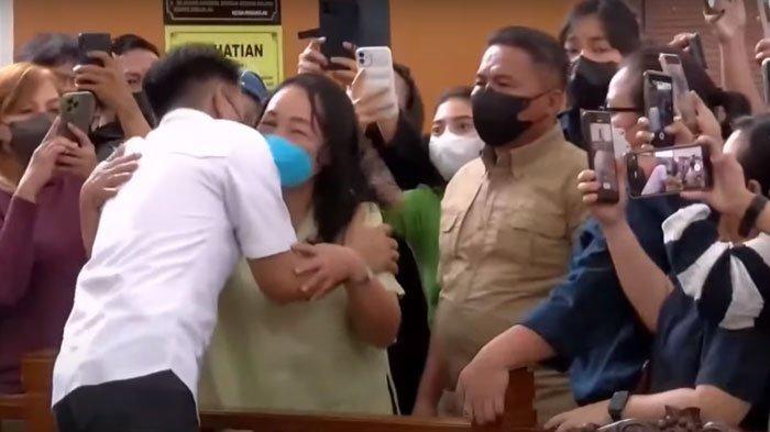 Bharada E memeluk Ibunda sebelum meninggalkan ruang sidang, di PN Jakarta Selatan, Kamis (5/1/2023)