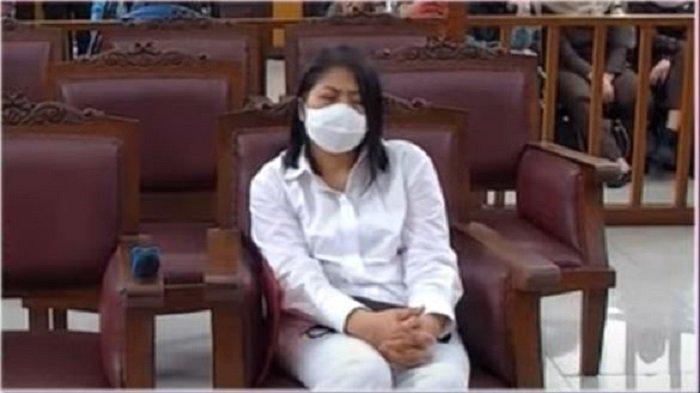 Putri candrawati di ruang sidang di PN Jakarta Selatan