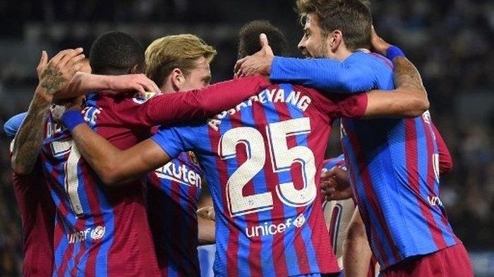 Para pemain Barcelona merayakan gol yang dicetak Pierre-Emerick Aubameyang dalam laga Liga Spanyol melawan Real Sociedad di Stadion Anoeta, Kamis (21/4/2022).