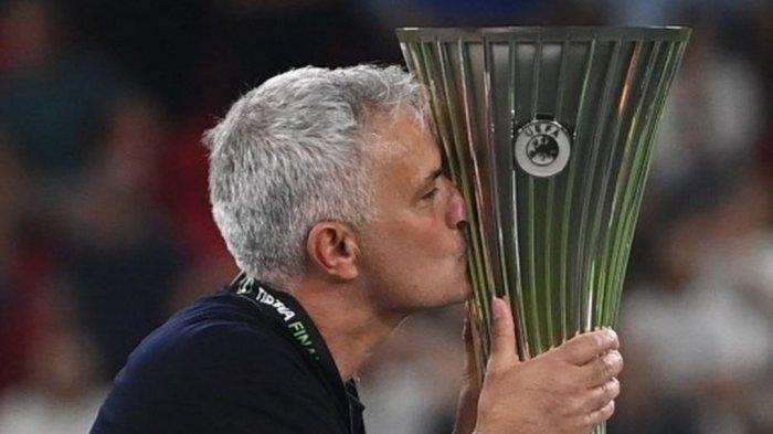 Jose Mourinho mencium trofi UEFA Europa Conference League. Pada laga final, AS Roma besutan Mourinho berhasil mengalahkan Feyenoord di Stadion Arena Kombetare Tirana, Albania, Kamis (26/5/2022) dini hari WIB.